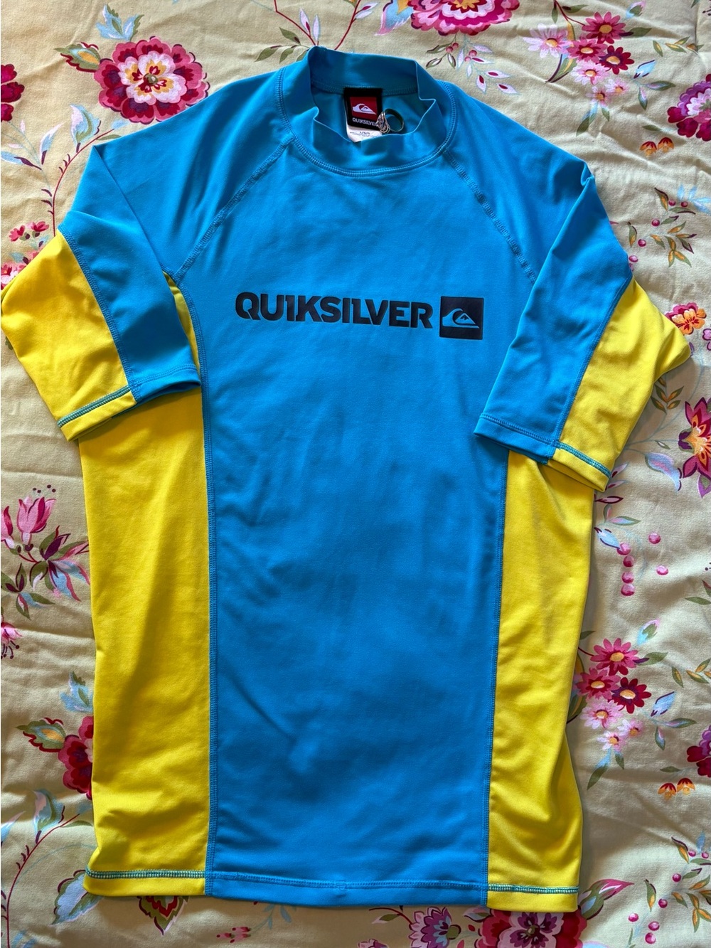 Quiksilver NWOT Men’s Large Teal Yellow Short Sleeve Rash Guard Top